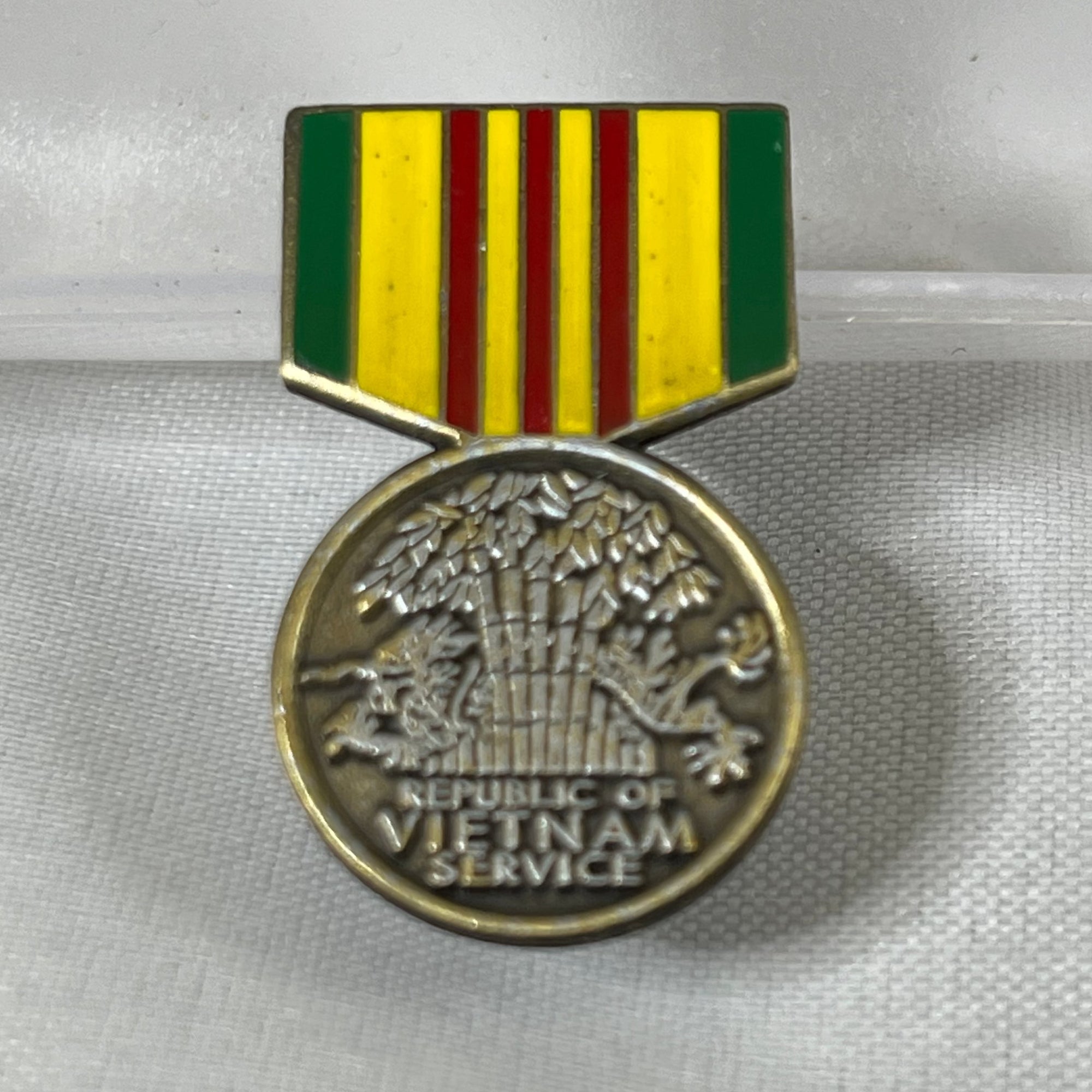 Vietnam Service Medal Pin