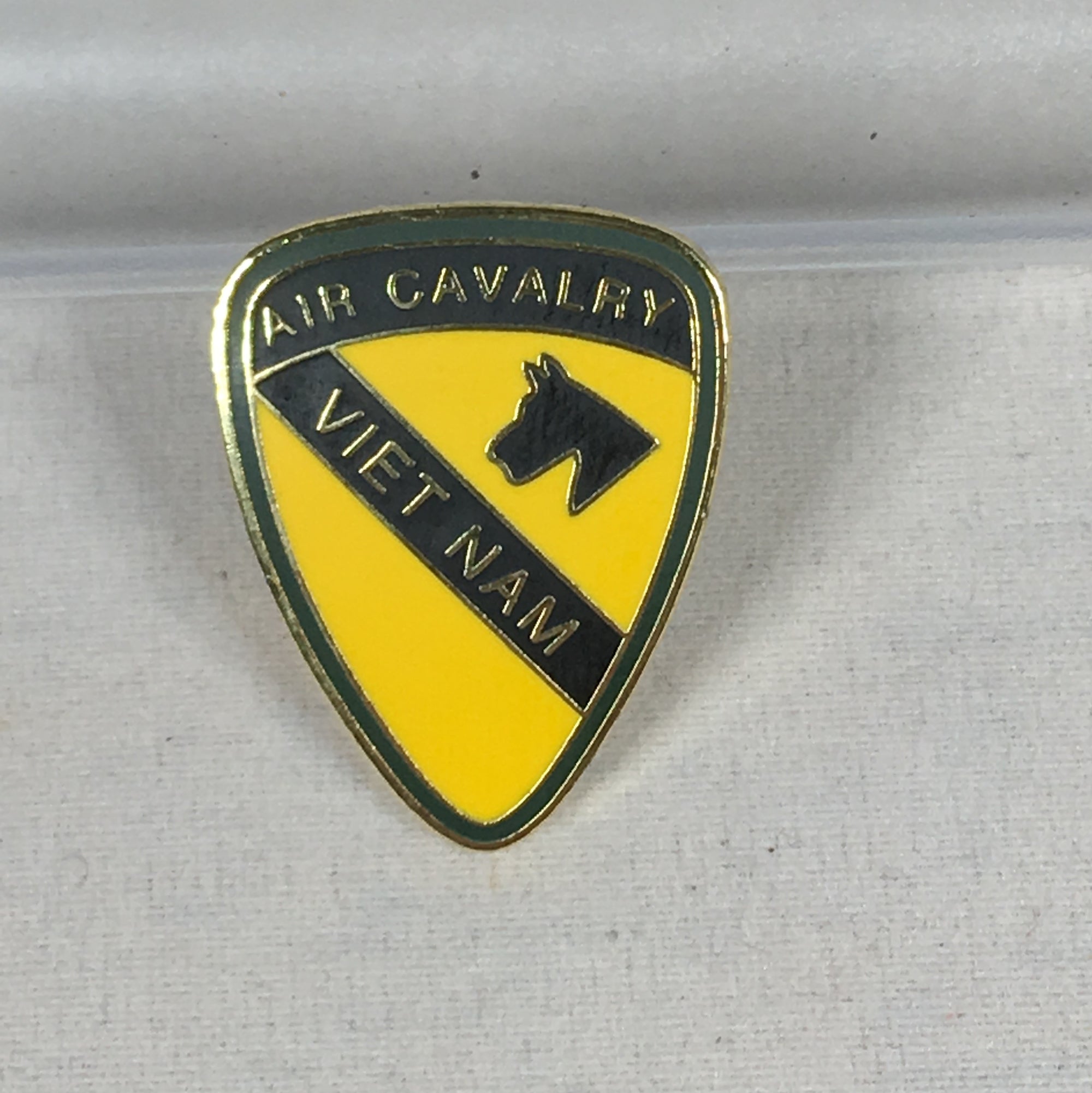 Vietnam 1st Air Cavalry Pin